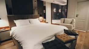 Hotel Romeo - Image 2