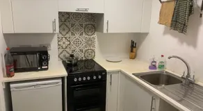 Modern Cozy Apartment in the Heart of Aldershot - Image 4