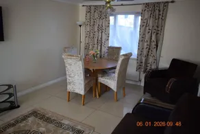 Spacious 3BR Haven in Tilbury with Free Parking - Image 4