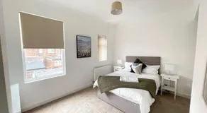 3 Bed plus Sofa sleeps 6 central - Image 2