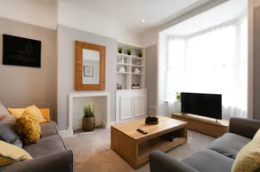 Luxurious 4 Bed House sleeps 11, Parking/Garden - Image 3