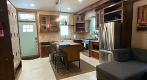 Beautifully Chic, Spacious, WiFi, Near Pullman Yds - Image 5