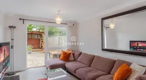 Spacious 5 bed Sunninghill with driveway parking - By Tempstay - Image 2