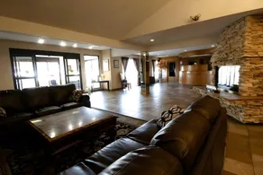Medicine Hat Inn & Suites - Image 3