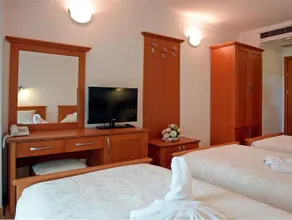 Hotel Garden - Image 2