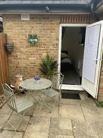 Beautiful 1-bed Studio in Uxbridge, London - Image 4