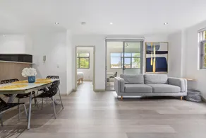 Spacious 3-Bed Apartment in the Heart of St Ives - Image 2