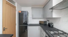 Luxury Apt with 2 bathrooms n Free Parking - Image 3