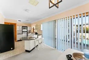 Cheerful House at Redhead - Beaches, BBQ - Image 3
