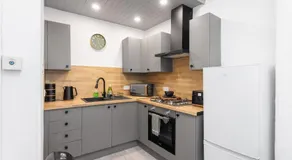 Sleek Canalside Stay in Edinburgh - Image 3