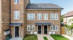 Prime Location 4-Bed Home in Croydon with Parking - Image 3