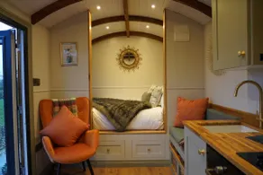 The Dragonfly - Luxury Lakeside Shepherds Hut - Image 2