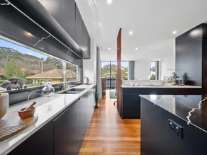 Luxurious 2-bed: Pool, Lift, Dining - Image 3