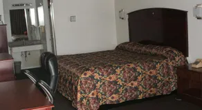 Camlot Inn Motel - Image 3