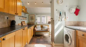 Sleeps 6 off street parking close to city - Image 4