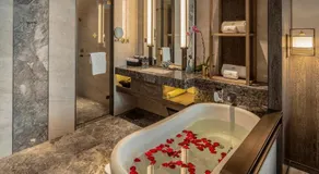 Jinling Grand Hotel - Image 3