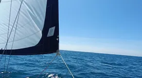 Nuit Insolite à bord d'un Voilier Sète Vieux Port - Image 3