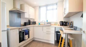 The Little Blue House by Sheppey Stays -Cosy 2BR Blue House - Near Docks with Parking & Garden - Ideal for Contractors & Families - Image 2