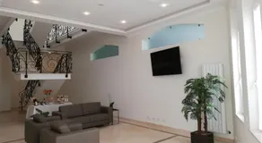 Bowen, Luxury Suites - Image 3