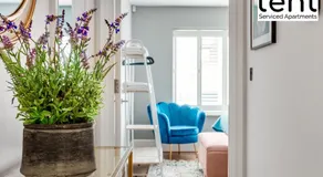 COZY 2 BED Apt, town centre, pkg, perfect for long stays - Image 3