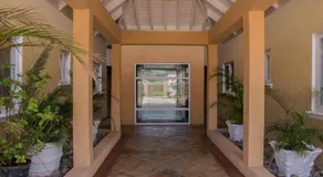 Central Upscale New Kingston Apt with pool - Image 4