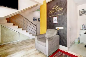 OYO Townhouse 82047 SRK Live Inn Castle - Image 3