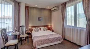 Ellinis Hotel - Sea View and Free Parking - Image 2