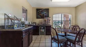 Super 8 by Wyndham Greenville - Image 3