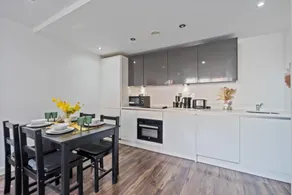 Luxury 2 Bed, Free Wi-Fi/Parking - Image 4