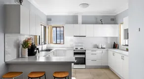 Budget Twin Room in Belmore - Convenient Stay Near Shops - Shared Bathroom - Image 3