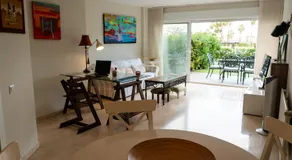 Apartamento con terraza, vistas al jardín y piscina, junto a playa y golf - Image 2