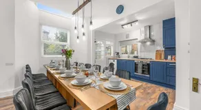 Luxury 5 Bed 10 Min to Airport Sleeps 14 - Image 3