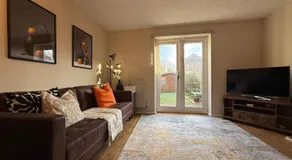 Beautifully renovated 2bed home - Image 2