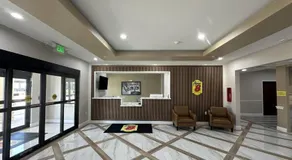 Super 8 by Wyndham Baytown - Image 5