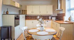 Yarm Luxury Apartments - Bank House - private gated carpark - Image 3