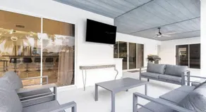 Modern Lakefront Home - Image 4