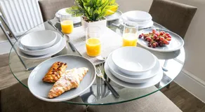 LUX Contractor & Family Haven - Parks x2, Sleeps 9 - Image 4