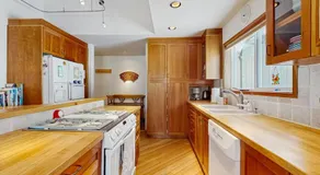 Family-friendly home with mountain views pool table fireplace & spacious deck - Image 3