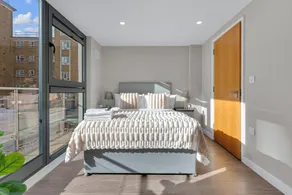 Two Bedroom Apartment in Hoxton - Image 2