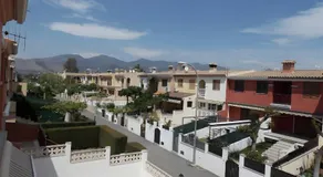 Adosado con piscina y parking - Image 4