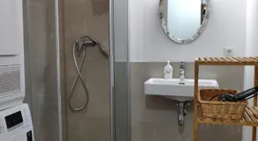 Beautiful Apartment with Parking, Brilliant Location - Image 2