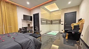 Red Rose Exclusive Rooms - Image 2