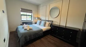 Modern 1BR Apartment Town Centre, Stylish Interior - Image 2