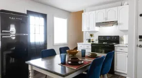 Private Classy 2nd Flr 3 Bed Apt Near Downtown - Image 3