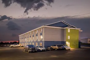 Super 8 by Wyndham Osseo WI - Image 3