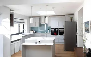 3 Bedroom House with Courtyard Garden and Parking - Image 3