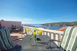 Apartments Villa Rose - Economy Studio with Sea View and shared  Terrace A3 crveni - Image 2