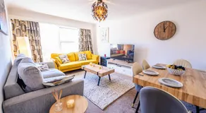 Spacious 2BR 1Bath with Free Street Parking & Close to Roath Park Landmark - Image 2