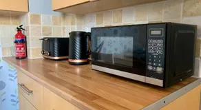 3 BDR Entire Home Sleeps Up to 5 Contractors & Families Long or Short Stay Free WiFi & Parking - Image 5