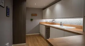 Stunning Luxury Detached Retreat - Private Hot Tub - Games Room - Sleeps Up to 10 - Free Onsite Parking 2 to 3 Cars - Churchdown - Close to M5 J11 - Superfast Wifi - Invoices Available - Beautiful Mature Garden - Image 3